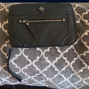 Simply Vera wang wristlet